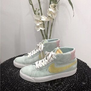 NIKE • TRAINERS
Nike size 6/7.5women Blazer Mid Pastel Pack sneakers